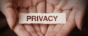 יד שמחזיקה דף עליו כתוב PRIVACY על נייר