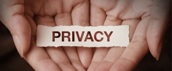 יד שמחזיקה דף עליו כתוב PRIVACY על נייר